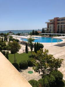 een uitzicht op een resort met een zwembad bij Private Apartment 49 in Prestige Fort Beach Hotel in Sveti Vlas