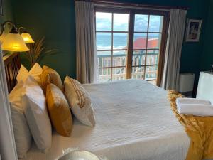 Un dormitorio con una cama con vista al mar. en Hanlon Guest House, en Stanley