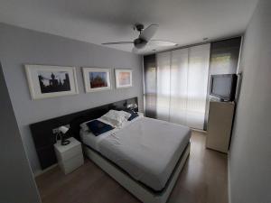 a bedroom with a bed and a flat screen tv at Moderno y Centrico Piso en Cartagena in Cartagena