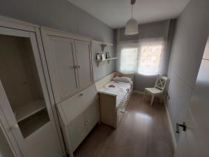 Cette petite chambre comprend un petit lit et une fenêtre. dans l'établissement Moderno y Centrico Piso en Cartagena, à Carthagène