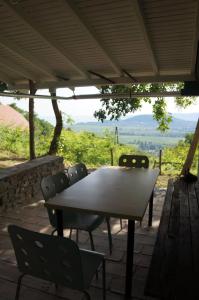 una mesa y sillas en un patio con vistas en Badacsony Vendégház, en Badacsonytördemic