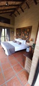 1 dormitorio con 1 cama grande en una habitación en Hacienda Mawaka, en Ráquira