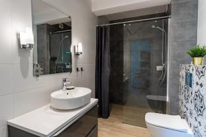 Łazienka w obiekcie Apartamenty - Dom Smołdziński Las