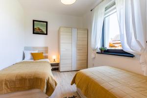 Łóżko lub łóżka w pokoju w obiekcie Apartamenty - Dom Smołdziński Las