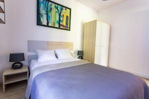 Łóżko lub łóżka w pokoju w obiekcie Apartamenty - Dom Smołdziński Las