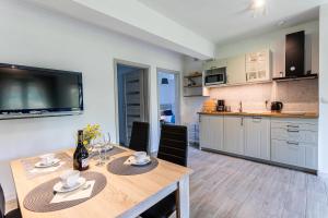 Kuchnia lub aneks kuchenny w obiekcie Apartamenty - Dom Smołdziński Las