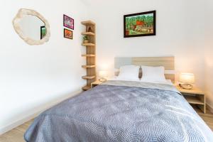 Łóżko lub łóżka w pokoju w obiekcie Apartamenty - Dom Smołdziński Las