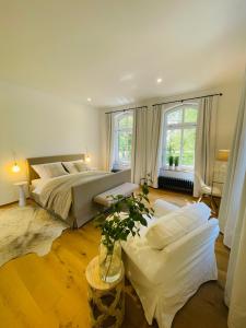 1 dormitorio grande con 2 camas y mesa en Kaiserliche Post Suites Bevensen-Ferienwohnung, en Bad Bevensen