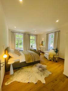 a bedroom with a large bed and a rug at Kaiserliche Post Suites Bevensen-Ferienwohnung in Bad Bevensen