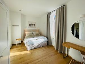 Un pat sau paturi într-o cameră la Kaiserliche Post Suites Bevensen-Ferienwohnung