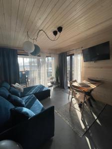 Televízia a/alebo spoločenská miestnosť v ubytovaní XOXO Lake House