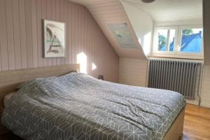 1 dormitorio con 1 cama grande en el ático en Nice House With Garden In Arradon, en Arradon