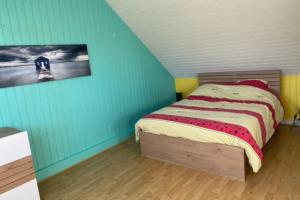 1 dormitorio con 1 cama y una foto en la pared en Nice House With Garden In Arradon, en Arradon