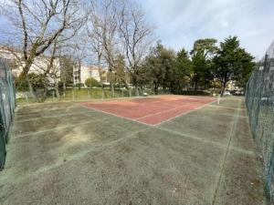 Tenis alebo squash v ubytovaní Émeraude alebo jeho okolí