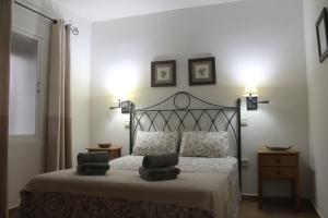1 dormitorio con 1 cama con 2 toallas en Hedera, en Candeleda