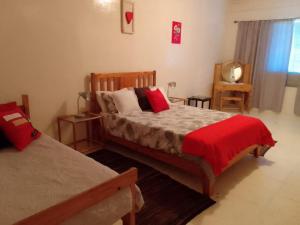 1 dormitorio con 2 camas y espejo. en Thys'e Kombuis & Guest Farm en Kamieskroon