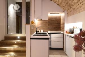 Kuchyň nebo kuchyňský kout v ubytování Pietrabianca Apartments San Lorenzo