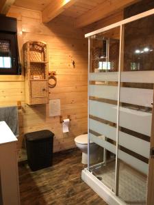 ein Badezimmer mit WC in einer Holzhütte in der Unterkunft Casa de madera el oasis el palomar in Sevilla