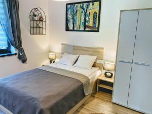 Łóżko lub łóżka w pokoju w obiekcie Apartamenty - Dom Smołdziński Las