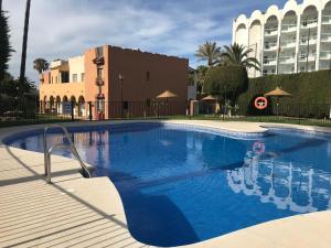 Bazén v ubytovaní Nerja Rio Marinas by the sea alebo v jeho blízkosti