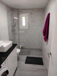Kúpeľňa v ubytovaní Nerja Rio Marinas by the sea + 17 fotografií
