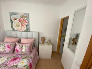 - une chambre avec un lit et un miroir dans l'établissement Faneca Beach Room - Faneca Apartamentos, à Nazaré