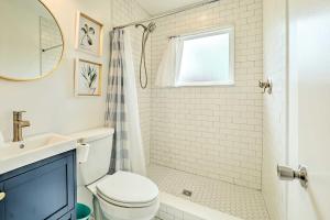 un bagno bianco con un water e un lavandino di Lakefront Cottage Near Wineries and State Parks! a Mears Altre 44 foto