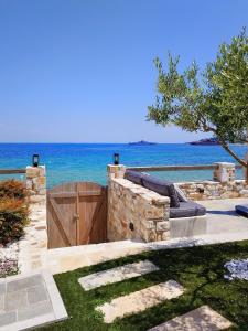 een uitzicht op de oceaan vanuit een huis met een hek bij Aura di mare luxury house Thassos in Limenas