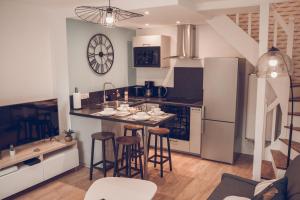 a kitchen with a counter and stools in a room at LeBeauBrun_ HyperCentre_ Duplex in Amboise