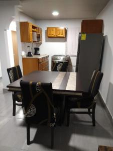 uma cozinha com uma mesa de jantar e cadeiras em Casa M&J Cd. Juarez em Ciudad Juárez