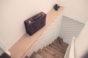 une mallette assise sur le côté d'un escalier dans l'établissement LeBeauBrun_ HyperCentre_ Duplex, à Amboise