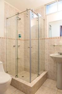 Koupelna v ubytování Suites Metropoli + 37 fotografií