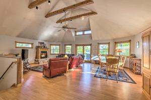 sala de estar amplia con mesa y sillas en Sleeping Bear Lake Cabin Hot Tub, Dock and Sauna!, en Honor