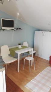 Televízia a/alebo spoločenská miestnosť v ubytovaní Apartment Dalma