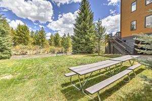 Ein Garten an der Unterkunft Keystone Mountain Getaway Walk to Ski Lifts