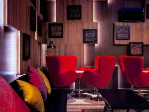 Area lounge atau bar di Grand Mercure Yogyakarta Adi Sucipto