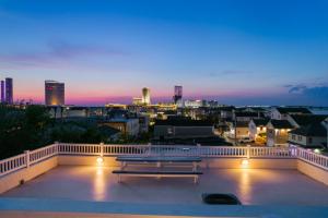 eine Bank auf einem Balkon mit Stadtblick in der Unterkunft ❤️ The Top End Townhomes with Stunning Views On One-Of-A-Kind Rooftop Deck! WOW! in Atlantic City