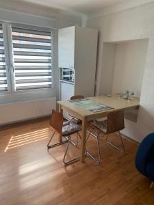 eine Küche mit einem Tisch und Stühlen im Zimmer in der Unterkunft Apartment Marielena in Püttlingen