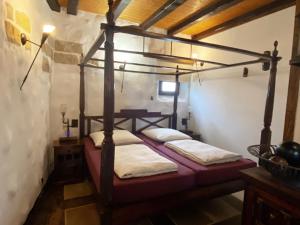 a bedroom with two beds in a room at Ferienhaus NAMIBIA-LODGE im Rittergut Leppersdorf bei Dresden in Wachau