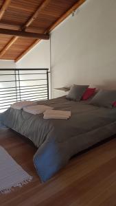 duże łóżko w pokoju z drewnianą podłogą w obiekcie Loft Salto Chico w mieście Concordia