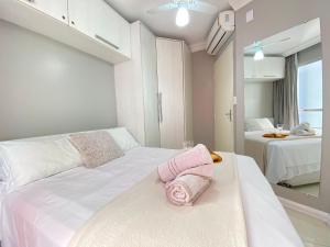 Un pat sau paturi într-o cameră la CRM67 - 3 Dorm, Climatizado, Garagem, TV Smart