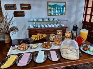stół z wieloma różnymi rodzajami żywności w obiekcie Pousada Cascata w mieście Casimiro de Abreu