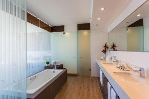 Koupelna v ubytování Radisson Blu Plaza El Bosque Santiago