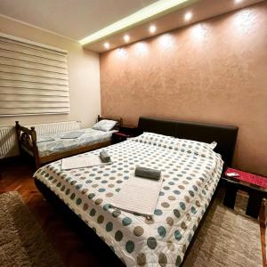 เตียงในห้องที่ Apartmani Bojić
