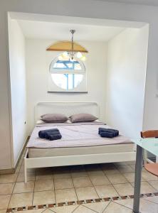 En eller flere senge i et værelse på Villa Moare