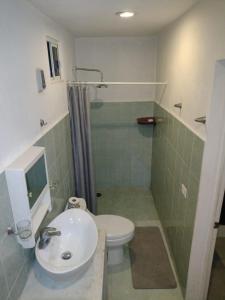 a bathroom with a sink and a toilet and a shower at Scondi2 en el depa in Holbox Island