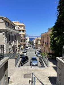 una calle de la ciudad con coches aparcados en la calle en Guest House Civico 513 Casa Vacanze Reggio Calabria, en Reggio Calabria