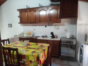 uma cozinha com uma mesa com uma toalha de mesa em Casa da Cristina na Nazaré