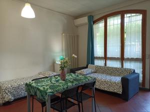 sala de estar con sofá y mesa en Appartamento Borghetto San Donato, en Bolonia