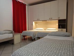 A bed or beds in a room at Appartamenti Borghetto San Donato 105